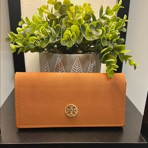 NWOT Tory Burch Burnt Orange Sunglass/Eyeglass Case Sleek Design Gold Hardware